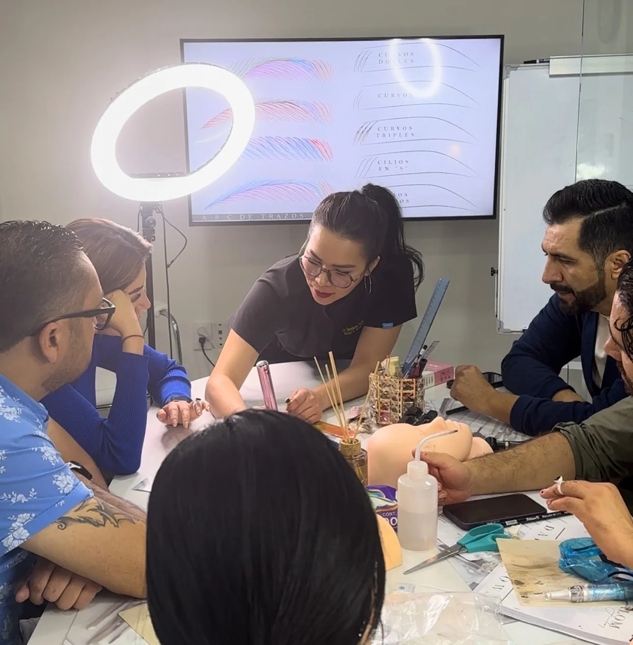 Grupo de alumnos practicando micropigmentación